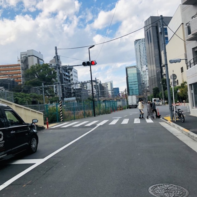 ユーキトレーディングビル ビル前面道路