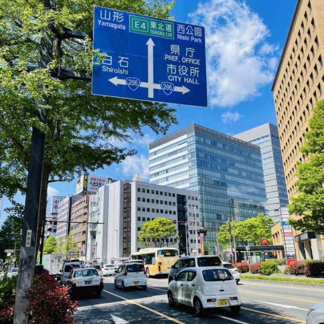 朝日生命仙台中央ビル 前面の東二丁目通り