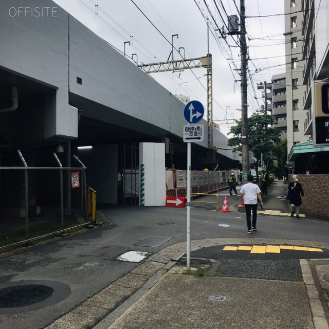 エスティ21 ビル前面道路