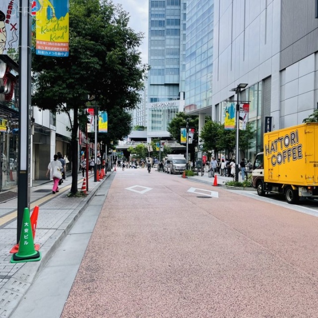 マルハン新宿店ビル ビル前面道路