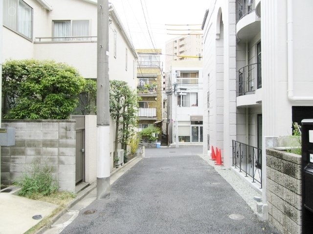 ワイズキューブビル ビル前面道路