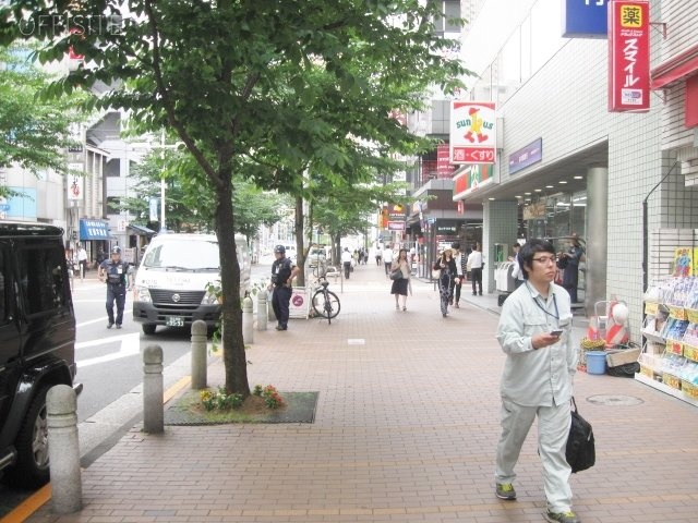 Yビル　ビル前面道路