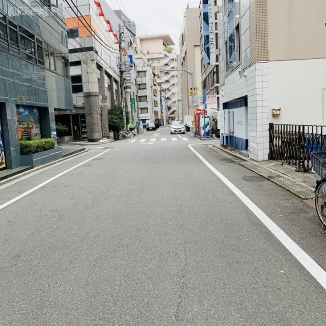 晴花ビル ビル前面道路