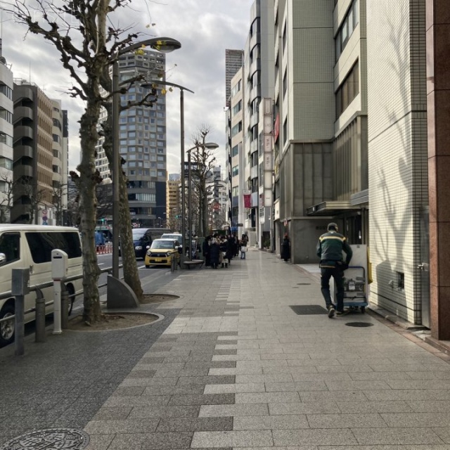 第25SYビル　前面歩道