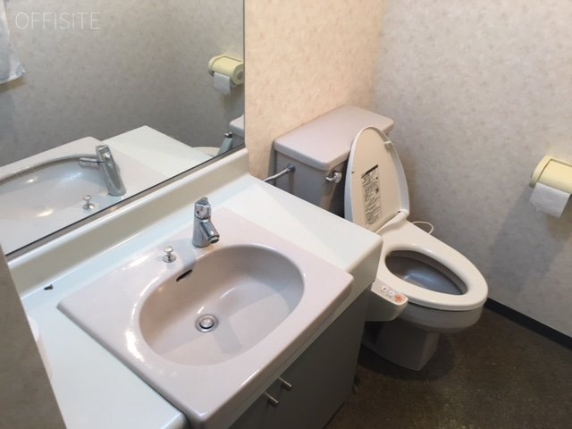 MAS三田ビル 男女別トイレが室外に設置されています