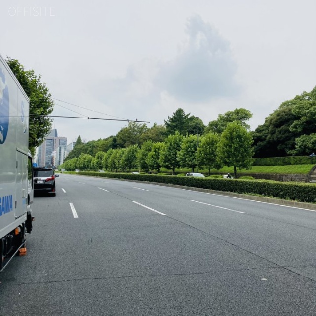 オーク赤坂ビル ビル前面道路