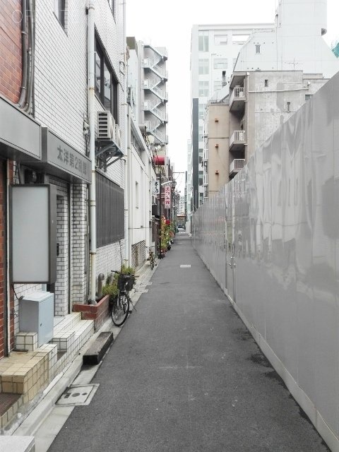 よこいビル ビル周辺道路