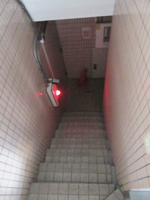 信永中和ビル 階段
