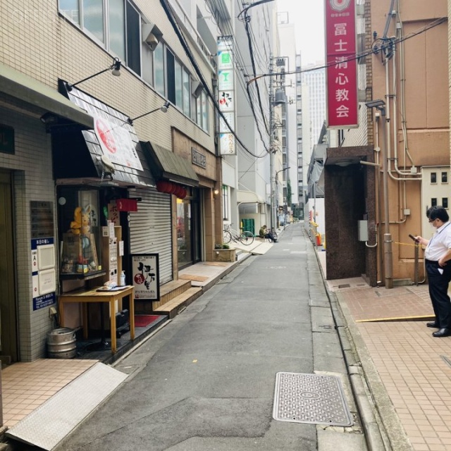 ビュロー西新橋 ビル前面道路