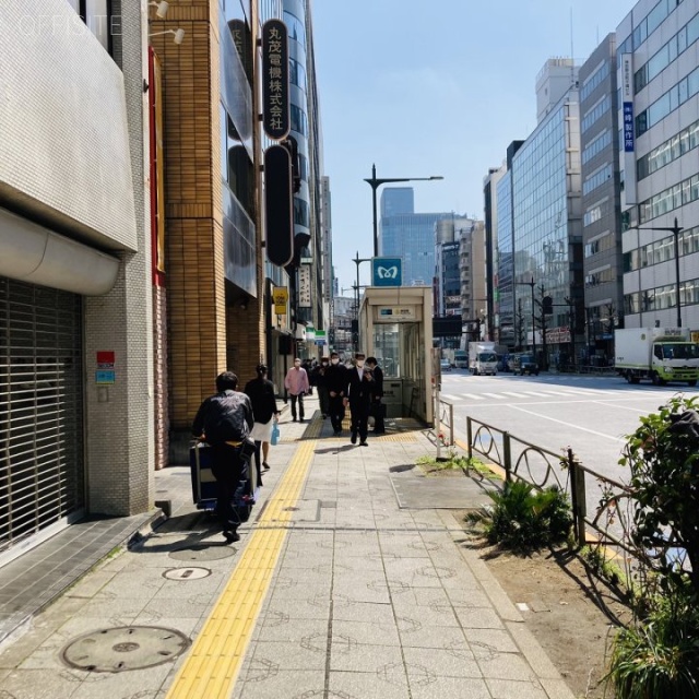 神田AKビル 前面歩道