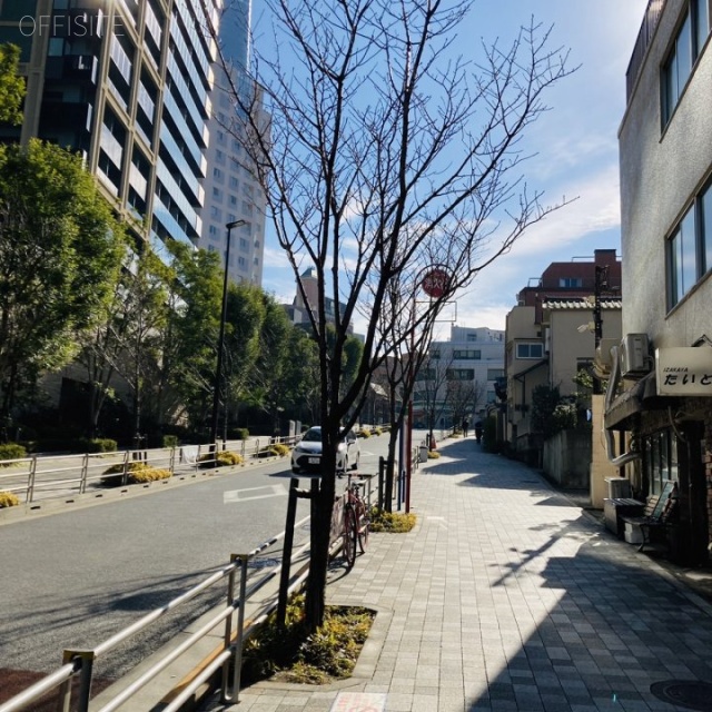 KY六本木ビル ビル前面道路