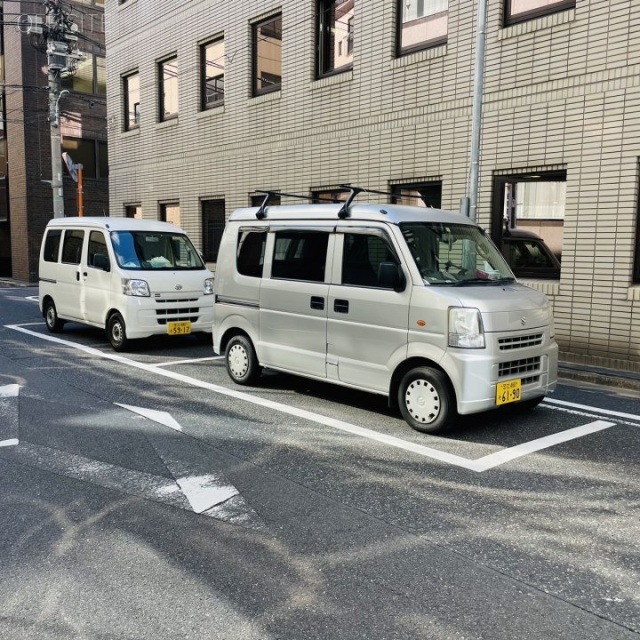 蛎殻町ビル 前面に白枠駐車場