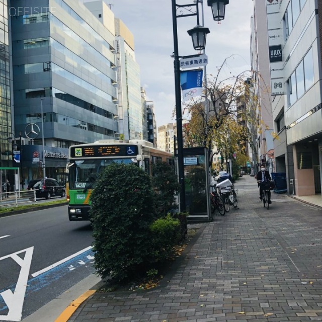 プレミアム・ユーゾーンビル　ビル前面道路