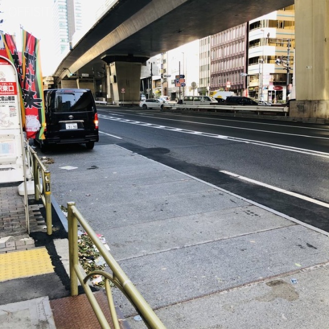 名取ビル ビル前面道路