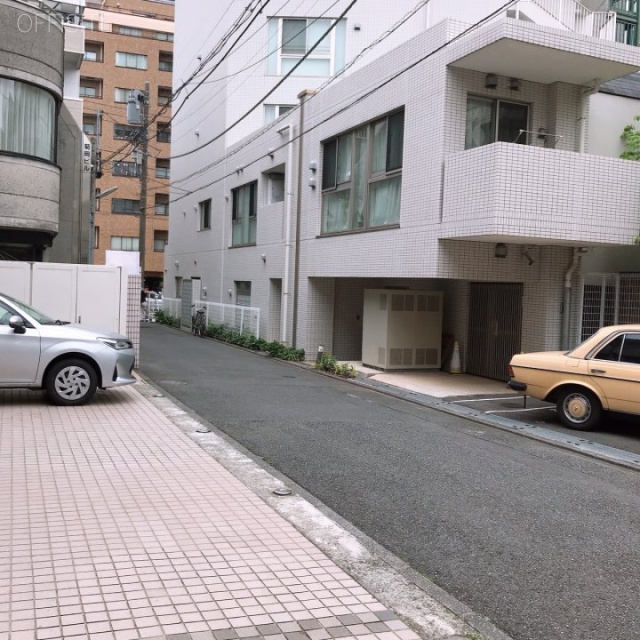 ツチヤギャラリー88 ビル前面道路