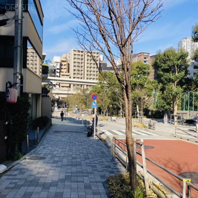 KY六本木ビル ビル前面道路