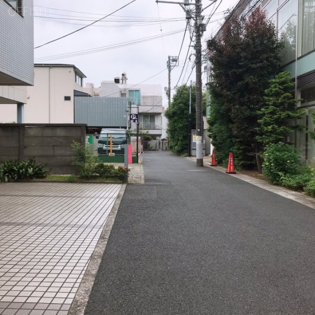 程塚ビル ビル前面道路