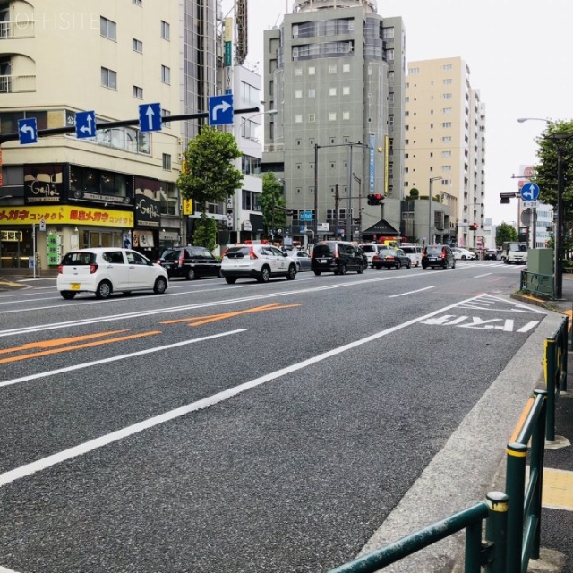 ワコービル 前面道路は外苑東通り