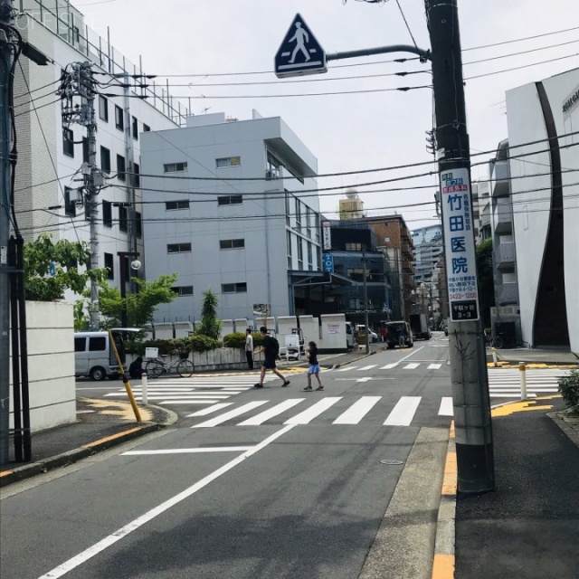 ル・コア原宿 ビル前面道路