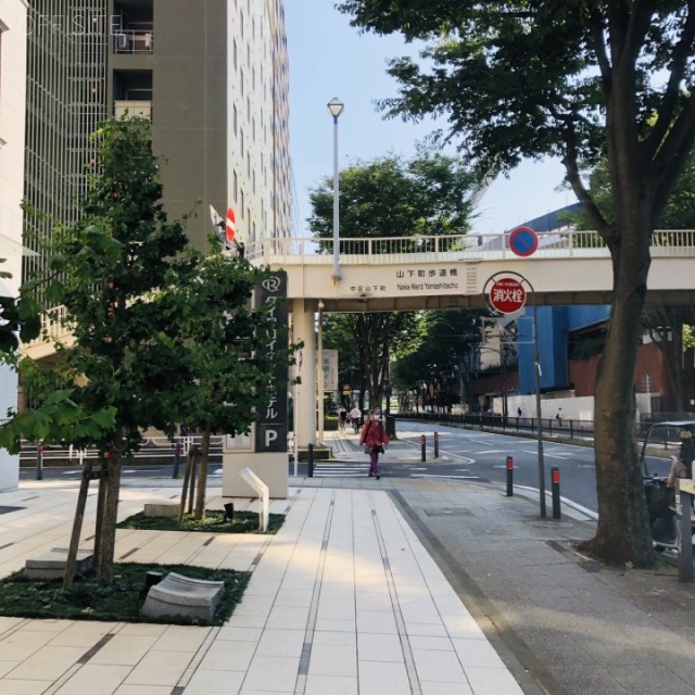 ダイワロイネット横浜公園・ストロングビル ビル前面道路