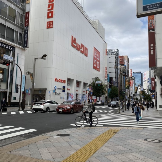 新宿高野第2ビル ビル前面道路