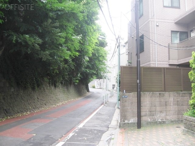 ファーストアパートメンツ三田 ビル前面道路