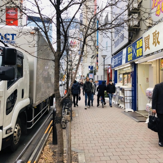 リバティー2号館 ビル前面道路