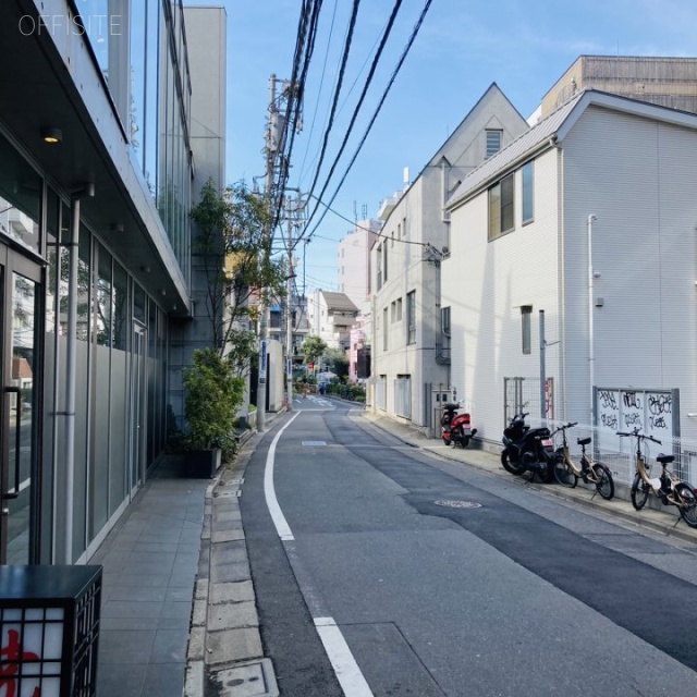 バルビゾン73　ビル前面道路