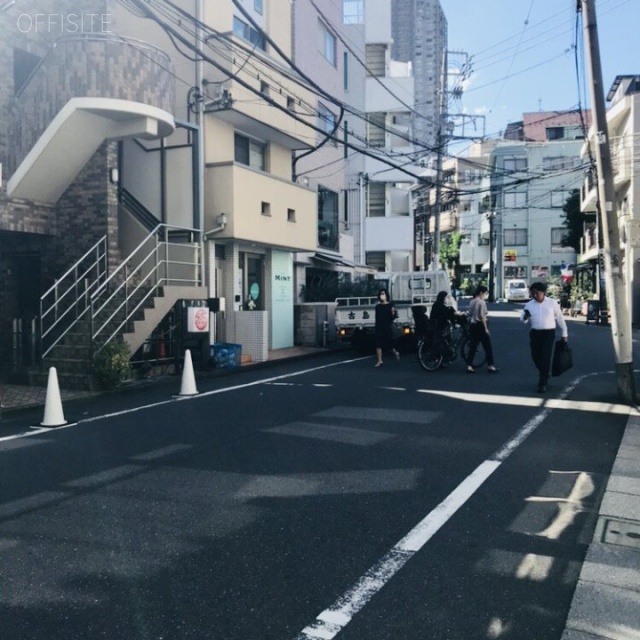 DROP IN 代官山 ビル前面道路