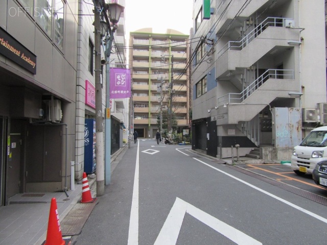 御苑K-1ビル ビル前面道路