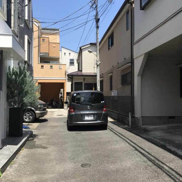 神宮前五丁目戸建一棟貸し ビル前面道路