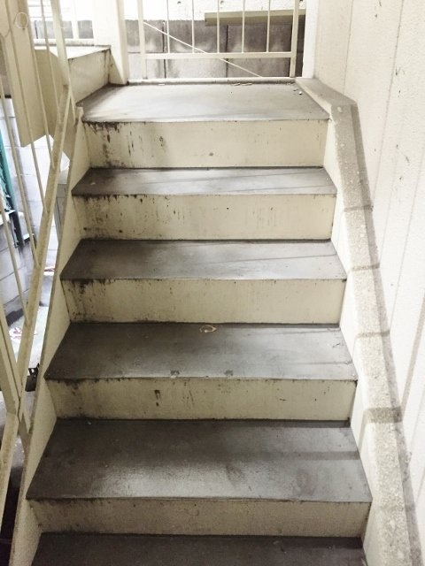 イーストテラスビル 階段
