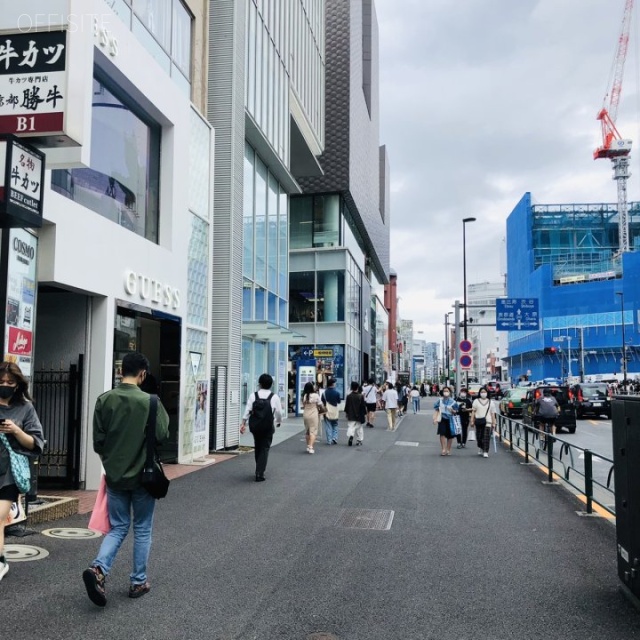 re-belle HARAJUKU ビル前面道路