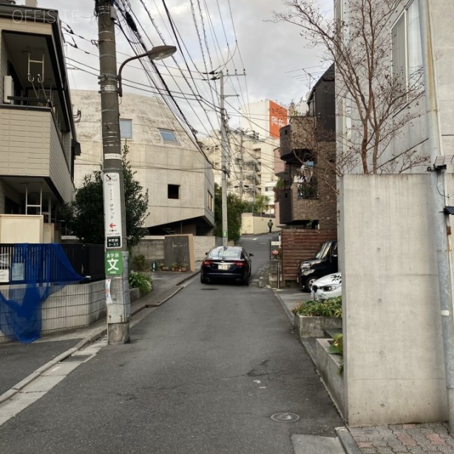 トミーズハウス　ビル前面道路