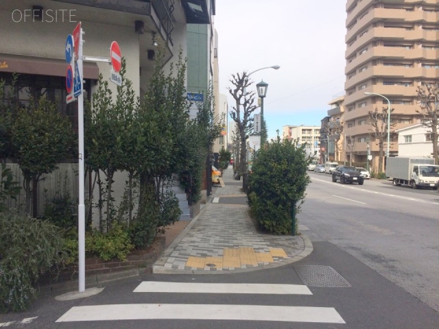 シオバラ外苑ビル ビル前面道路
