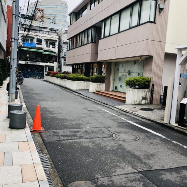 北青山ビル　ビル前面道路