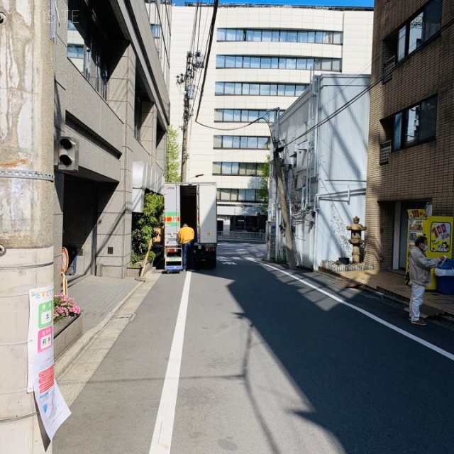 三愛ビル竹館 ビル前面道路