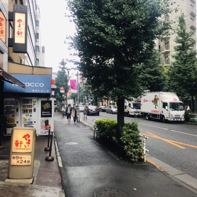 新銘ビル ビル前面道路
