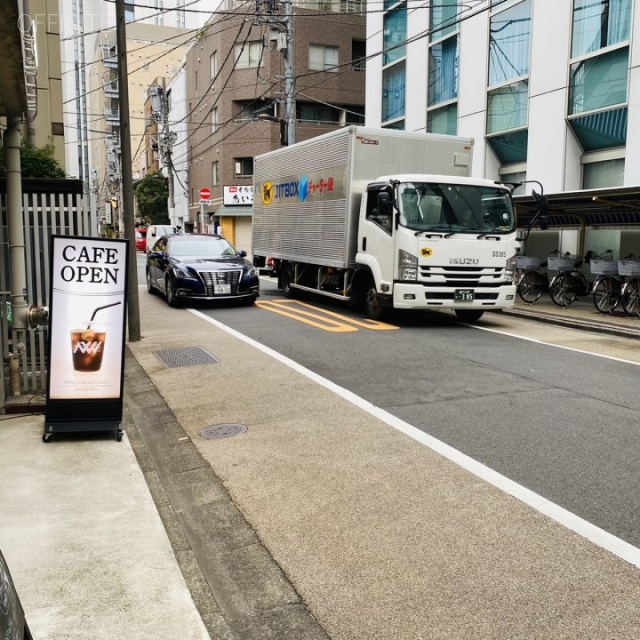 F&Fロイヤルビル　ビル前面道路