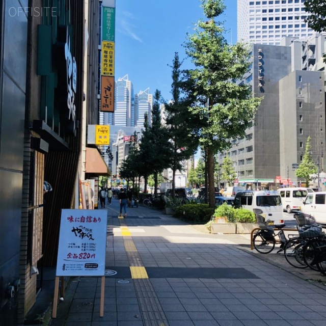 新宿島津ビル ビル前面道路