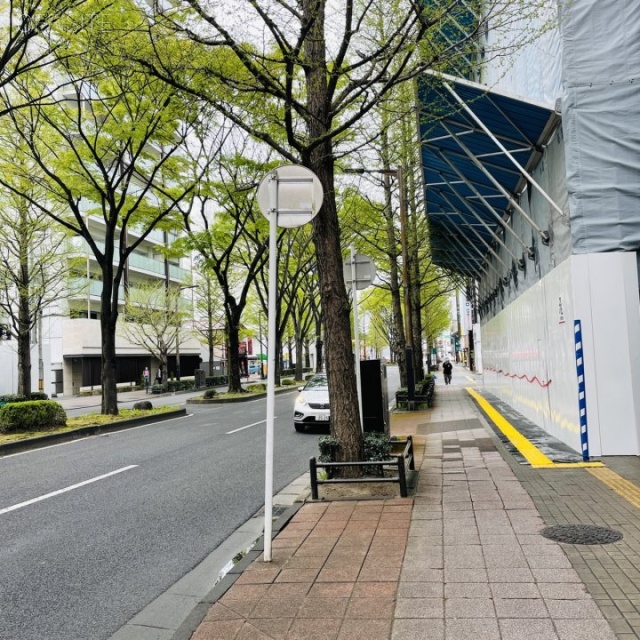 ライオンズプラザ本町ビル　前面の定禅寺通