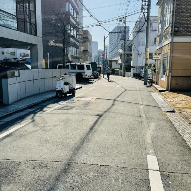 TAKIビル表参道 ビル前面道路