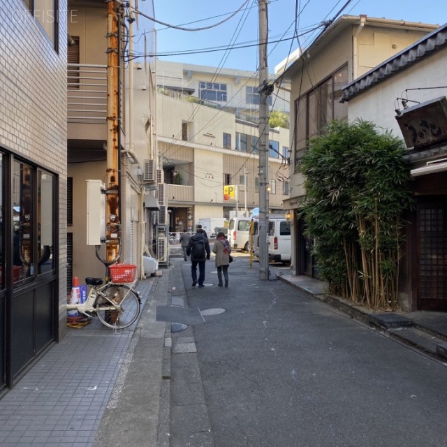 在間ビル ビル前面道路