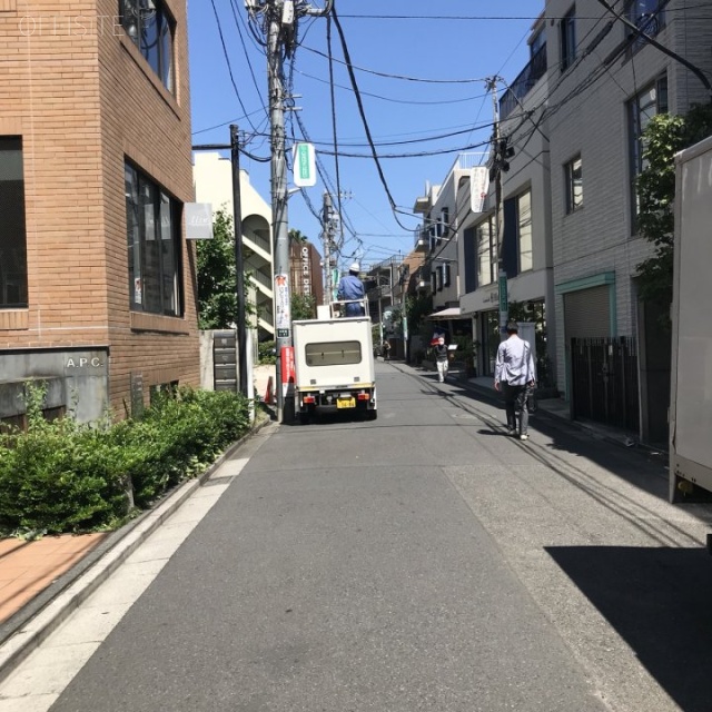 青山パインビレッジ ビル前面道路