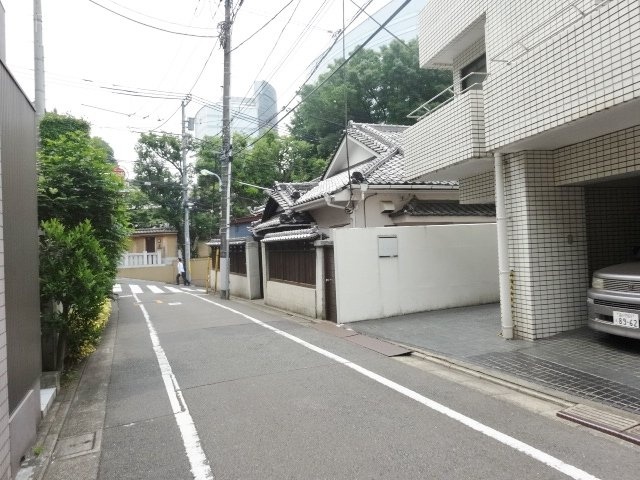 白金ビル ビル前面道路