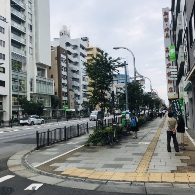 芹澤ビル ビル前面道路