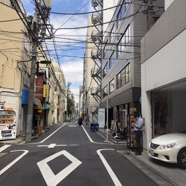 日興ビル ビル前面道路