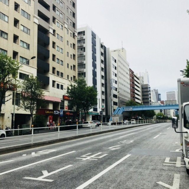 新宿イン ビル前面道路