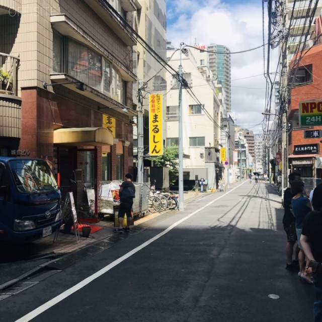 KYS西新宿 ビル前面道路