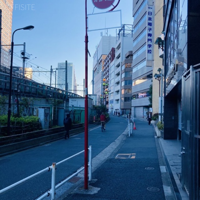 新宿WEST COURT　ビル前面道路